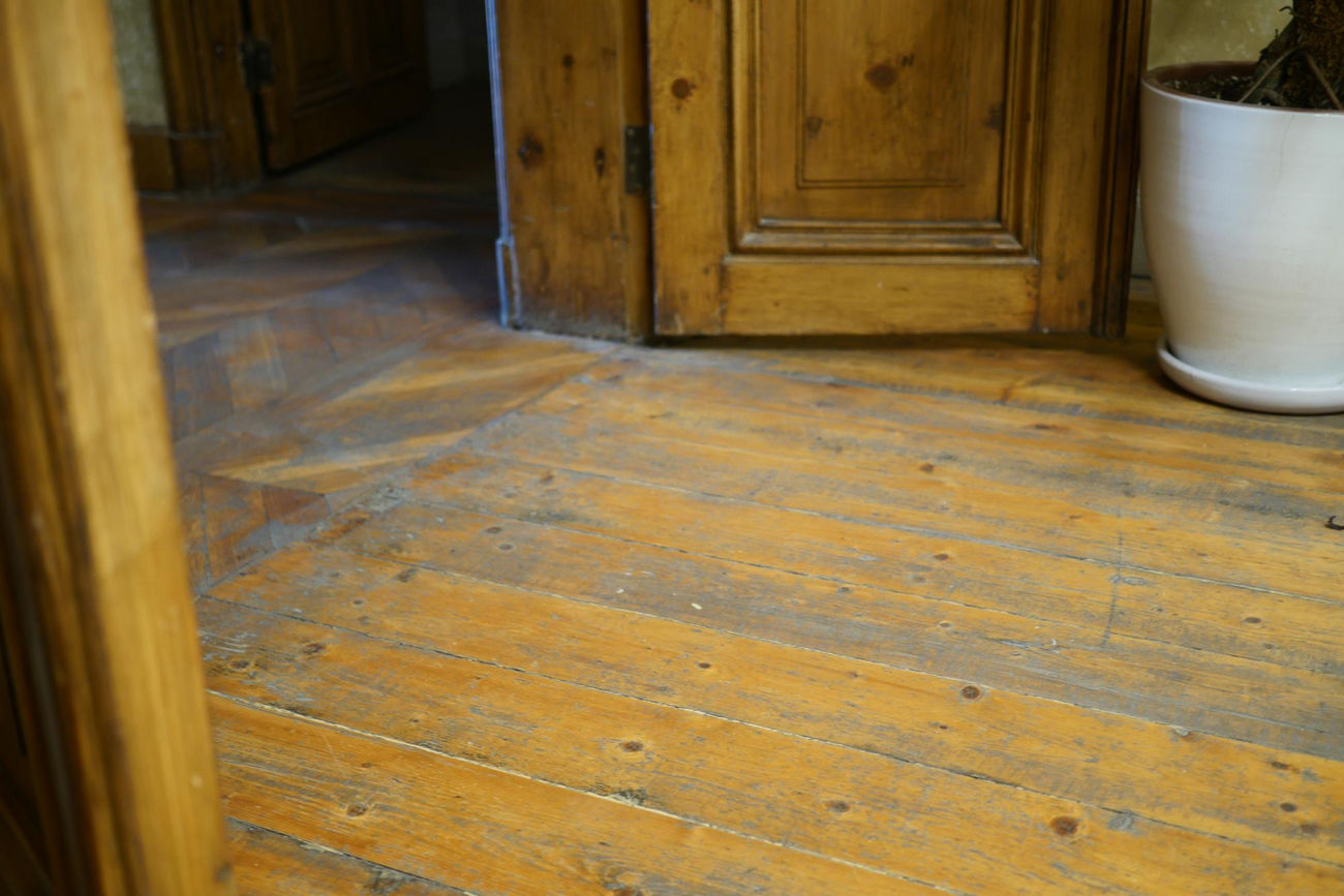 zniszczona podłoga drewniana